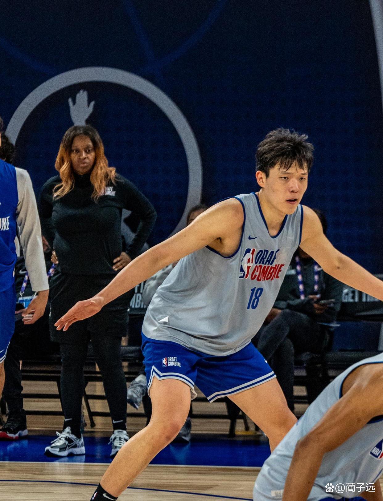 深圳男篮训练开放日，今晨临场应变引欢呼，NBA季后赛在即，资深球员宣示担当的简单介绍